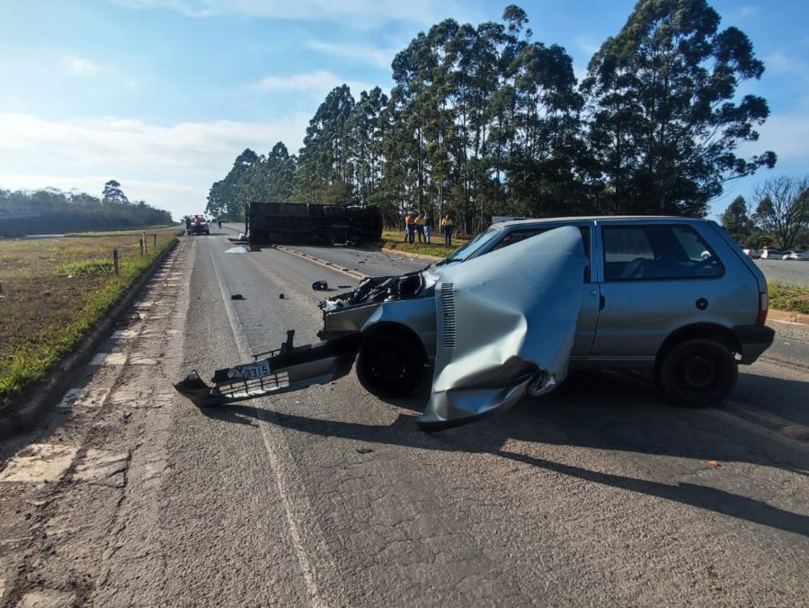 Caminhão tomba após bater em carro na Rodovia do Contorno Notícias de