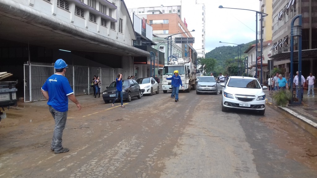 Rua Junqueiras está interditada para limpeza