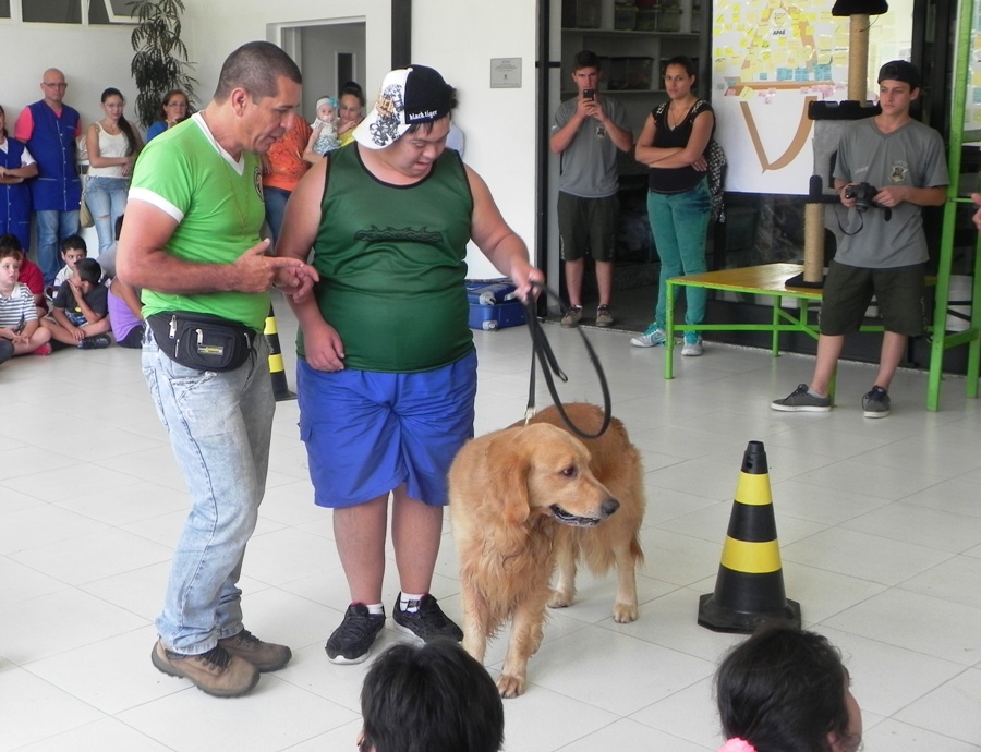 Cães vão ajudar no desenvolvimento dos alunos da Apae
