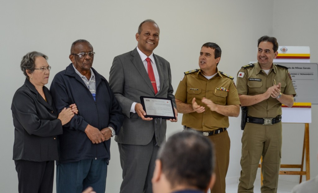 Comandante Geral entrega diploma ao prefeito
