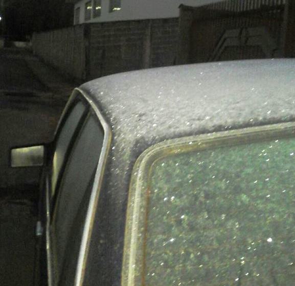 Camada de gelo se formou sobre um veículo em Campestre - foto redes sociais