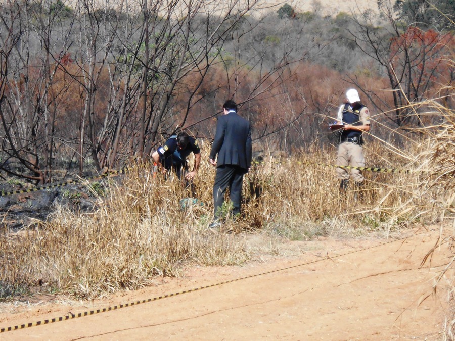 Polícia isolou o local onde o corpo foi encontrado - Foto Marcio Pinto