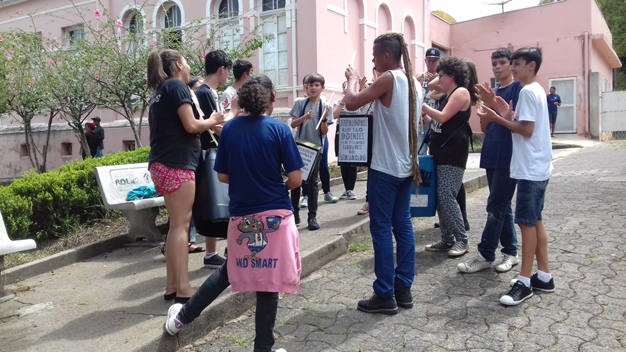 No meio da tarde estudantes protestavam com instrumentos e palavras de ordem