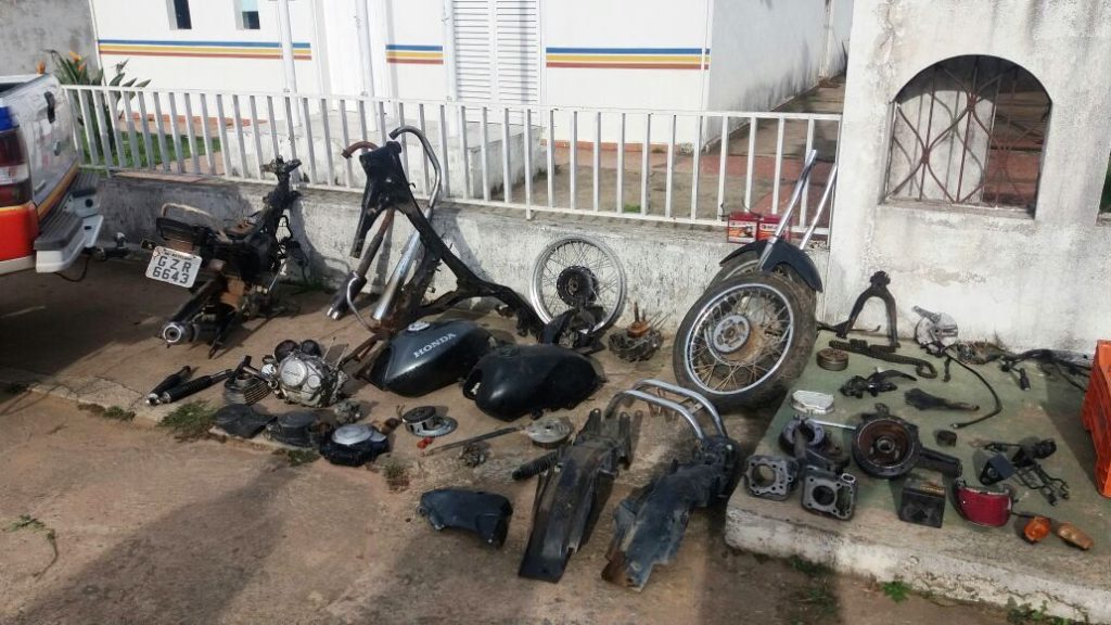 Militares suspeitam que no local funcionasse um desmanche de motos