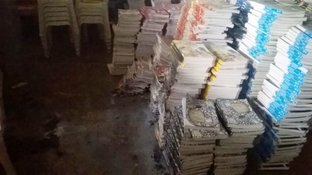 Aproximadamente 70 livros foram destruído por incêndio criminoso - foto Corpo de Bombeiros