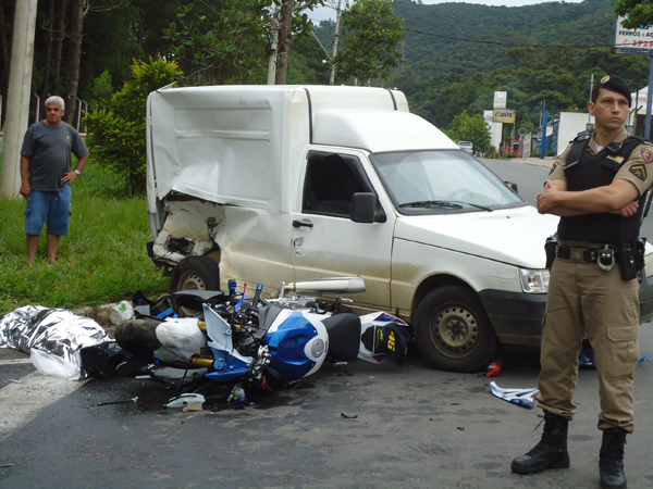 Fiorino teria feito ultrapassagem em local proibido e provocou o acidente - foto Paulo Vitor de Campos