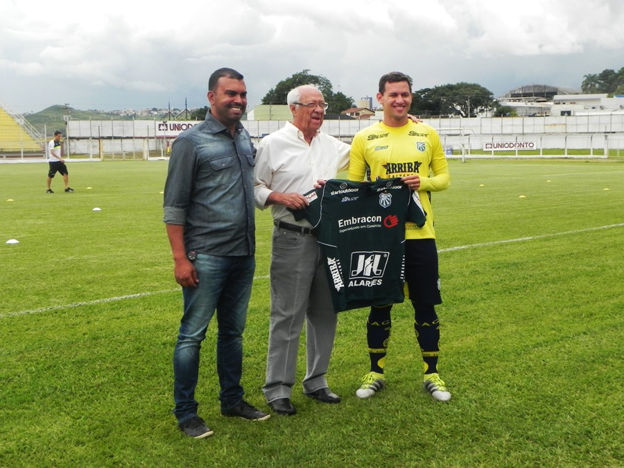 Luis Eduardo recebeu a nova camisa da Caldense das mãos do presidente do clube
