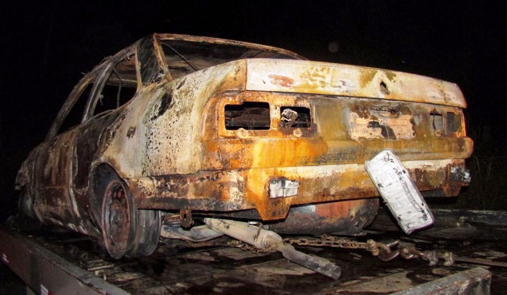 Ladrões incendiaram o veículo 2 horas depois do furto - foto redes sociais