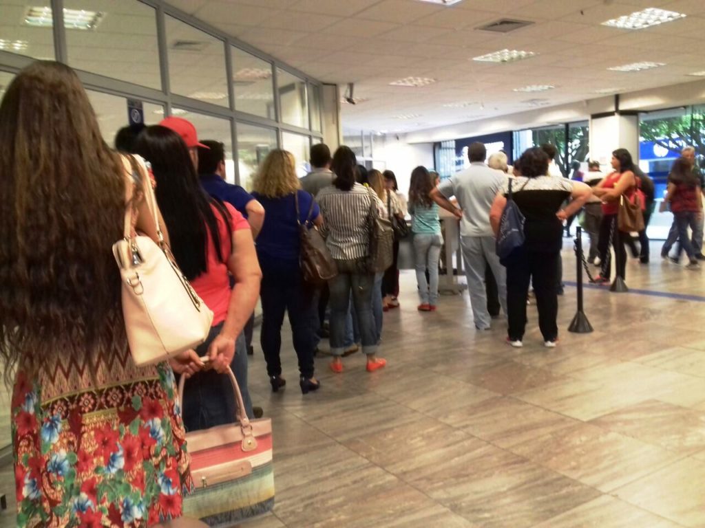 Trabalhadores enfrentam fila para tirar informação sobre o saque do FGTS