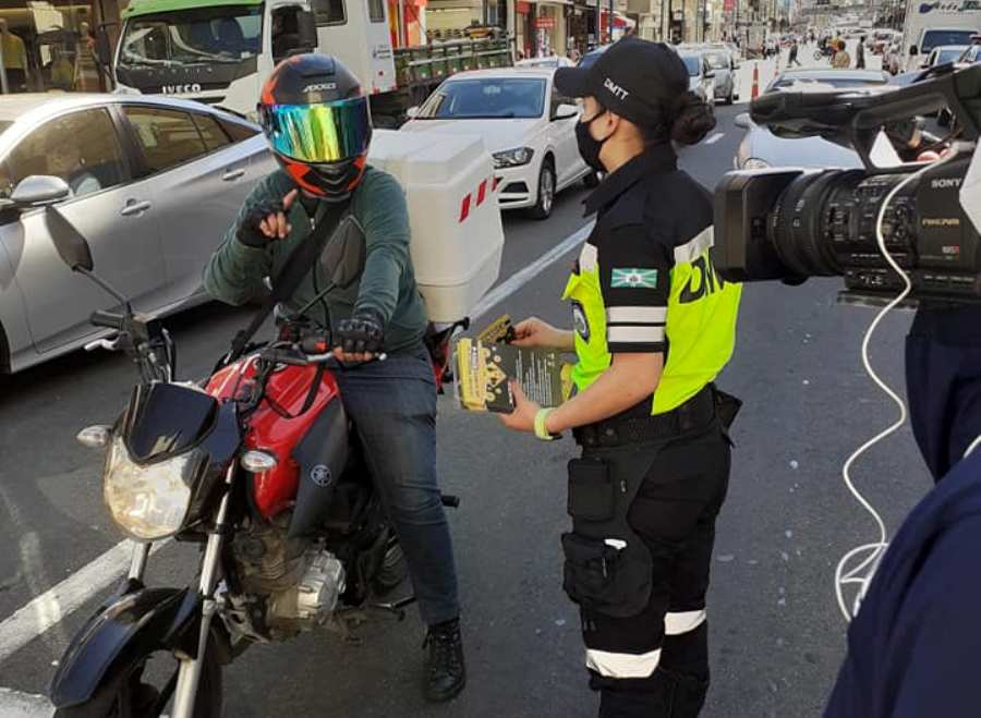 agentes de trânsito orientam moto entregadores