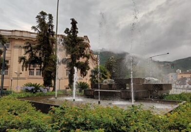fonte com água e serra de são domingos ao fundo