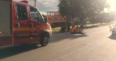 ambulância do corpo de bombeiros atendendo motociclista acidentado