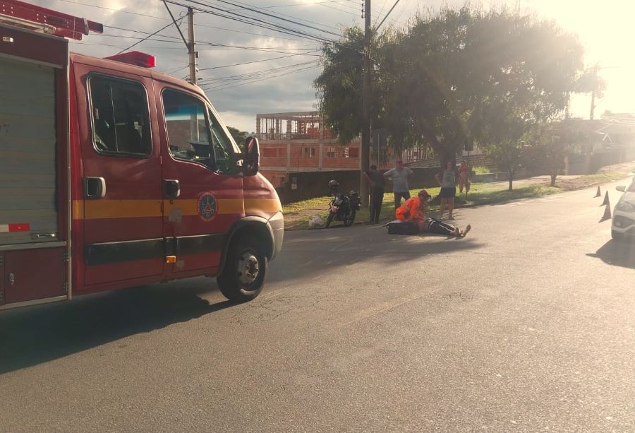 ambulância do corpo de bombeiros atendendo motociclista acidentado