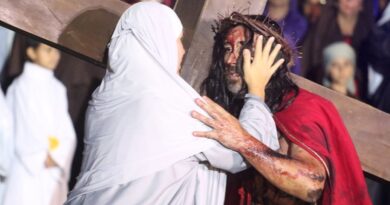 encenação paixão e morte de jesus na cruz