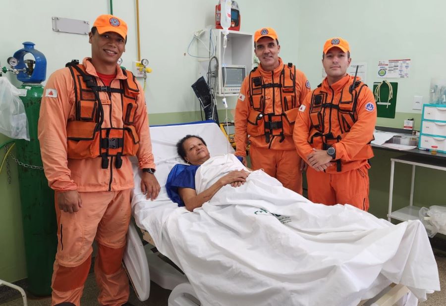bombeiros no hospital com idosa resgatada 