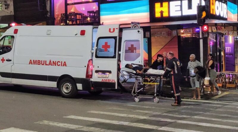 ambulância socorrendo vítima de atropelamento