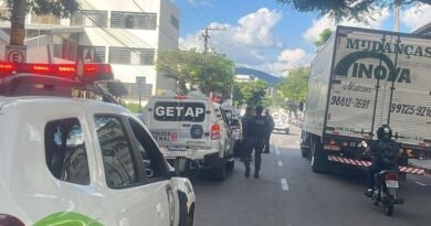 transito interditado em frente ao fórum