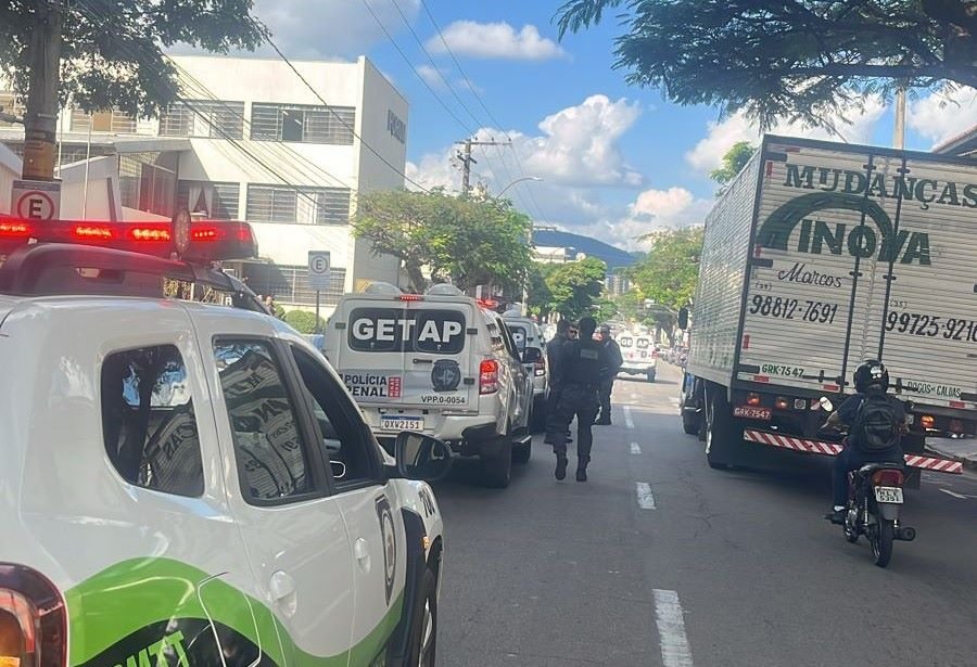 transito interditado em frente ao fórum