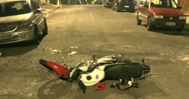 moto caída no chão