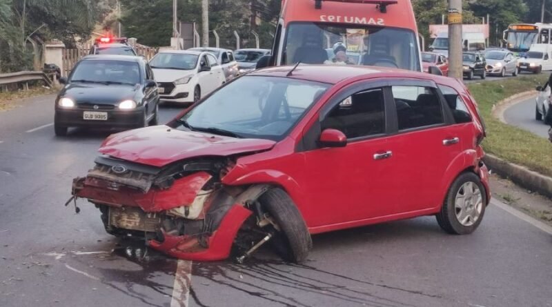 acidente carro avenida vereador edumundo cardillo