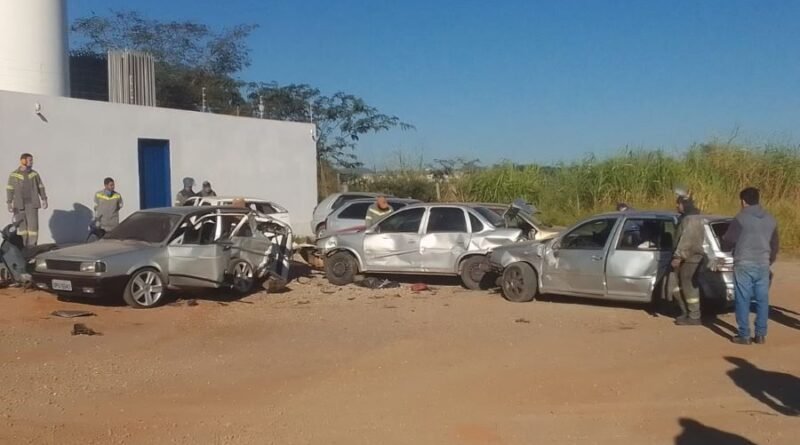 carro bate em outros 4 na mg 455 em andradas