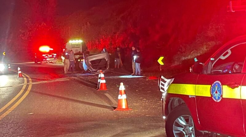 carro capotado na br 146