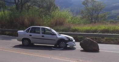 pedra atinge carro na br 146