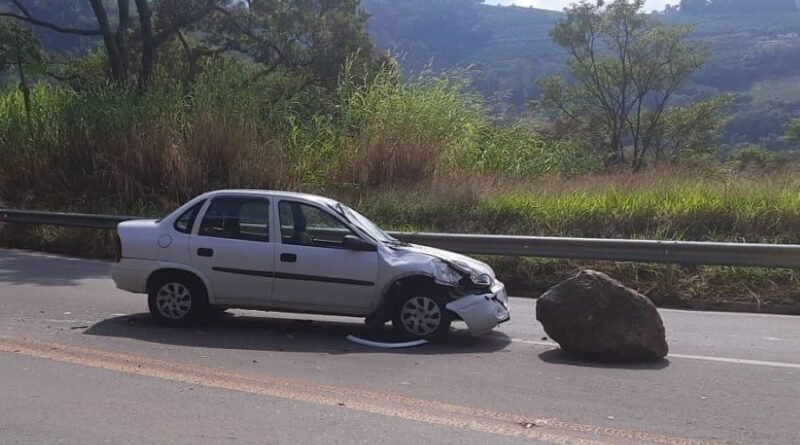 pedra atinge carro na br 146