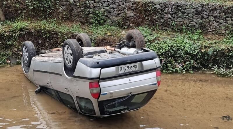 carro cai no rio