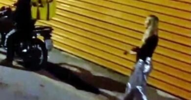 motoentregador assedia modelo