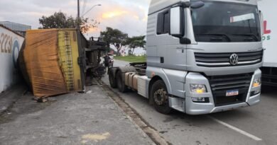 carreta tombada carregada de arroz