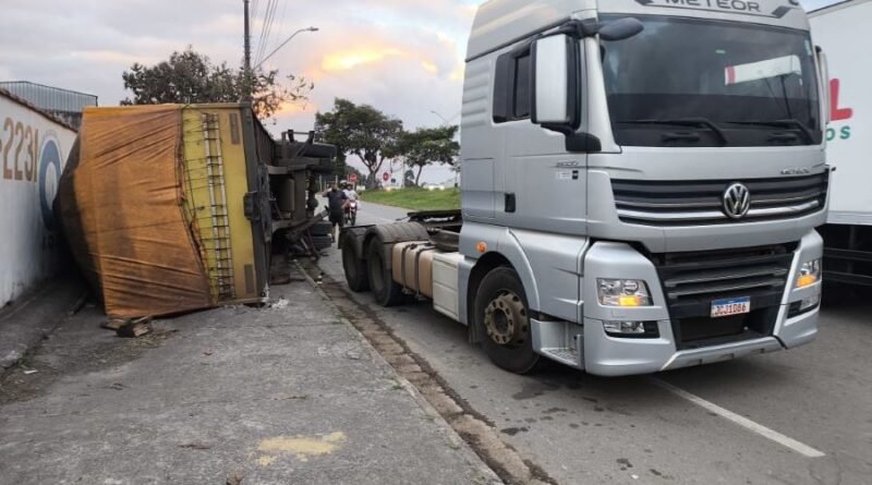 carreta tombada carregada de arroz