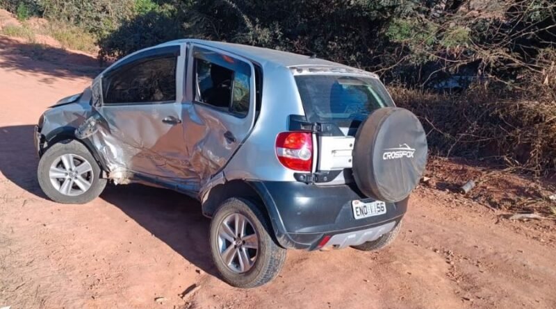 carro acidentado na br 267