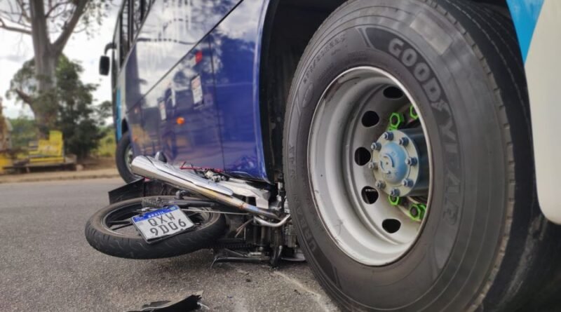 acidente moto e ônibus