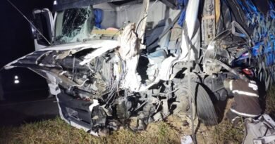 O motorista de 28 anos ficou preso às ferragens e foi levado para a Santa Casa de Poços de Caldas - foto Corpo de Bombeiros