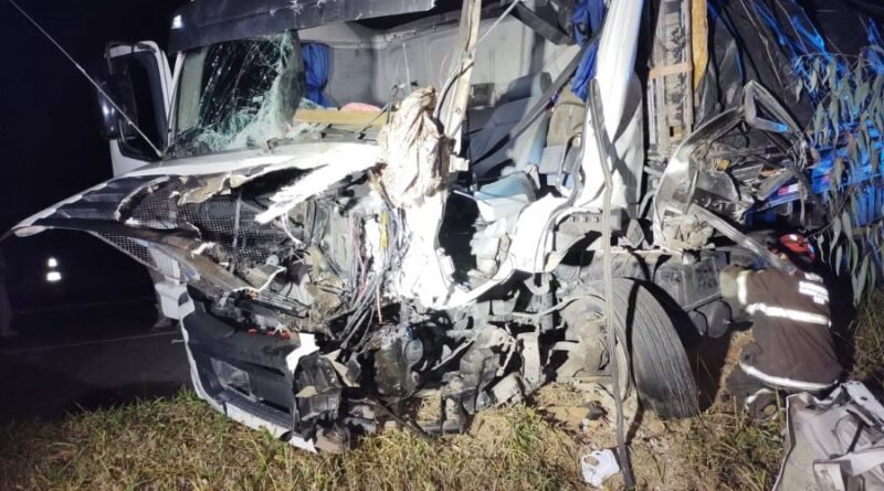 O motorista de 28 anos ficou preso às ferragens e foi levado para a Santa Casa de Poços de Caldas - foto Corpo de Bombeiros