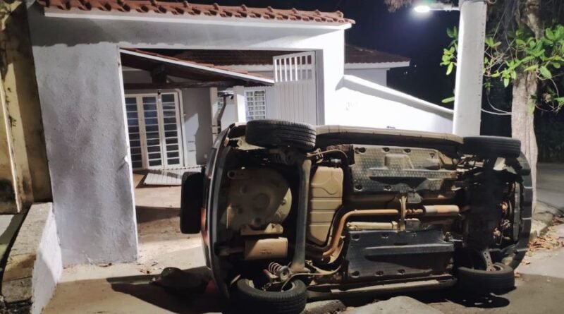 carro tombado no ipê