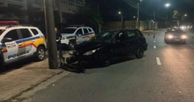 condutor bate em poste