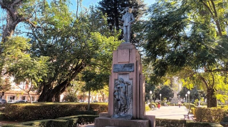 monumento presidente Antônio Carlos