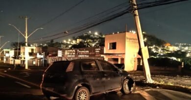 Com o impacto o veículo foi parar na contramão e parte da fiação caiu sobre a pista - foto Demutran