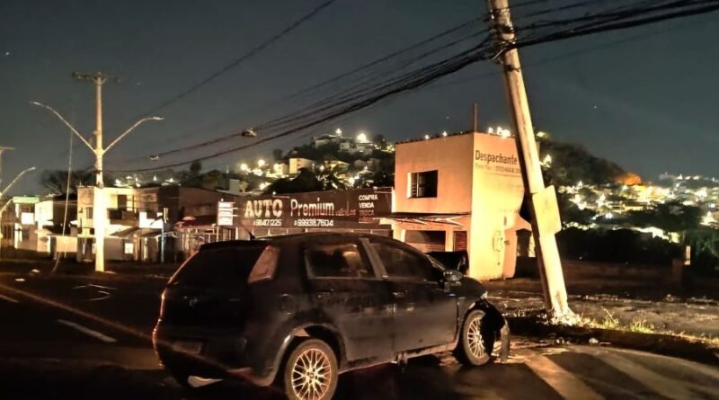 Com o impacto o veículo foi parar na contramão e parte da fiação caiu sobre a pista - foto Demutran