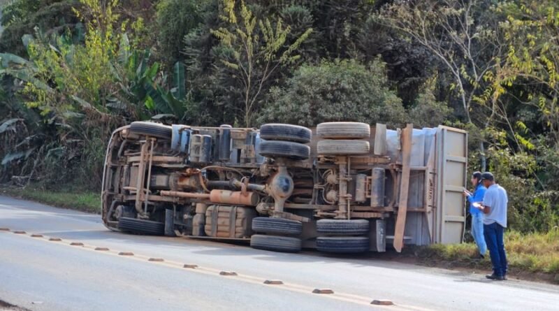 caminhão tombado