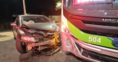 acidente carro e ônibus