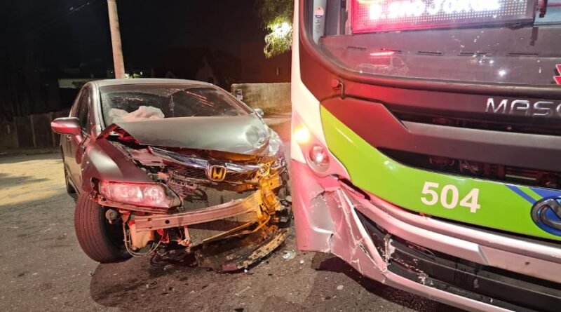 acidente carro e ônibus