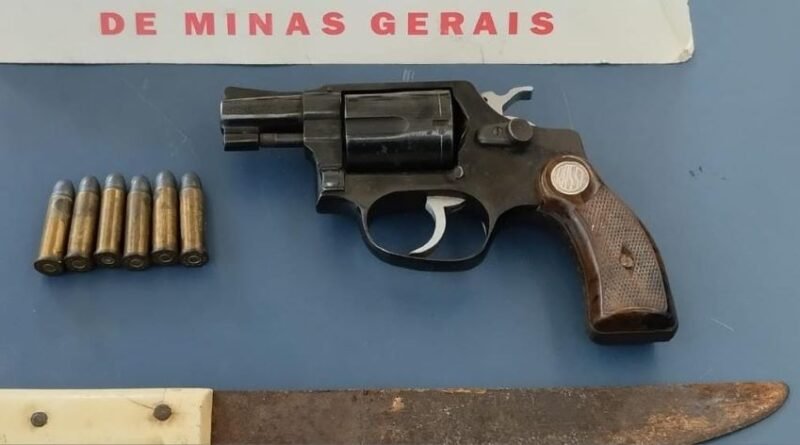 revólver e facão apreendidos após desentendimento entre vizinhos