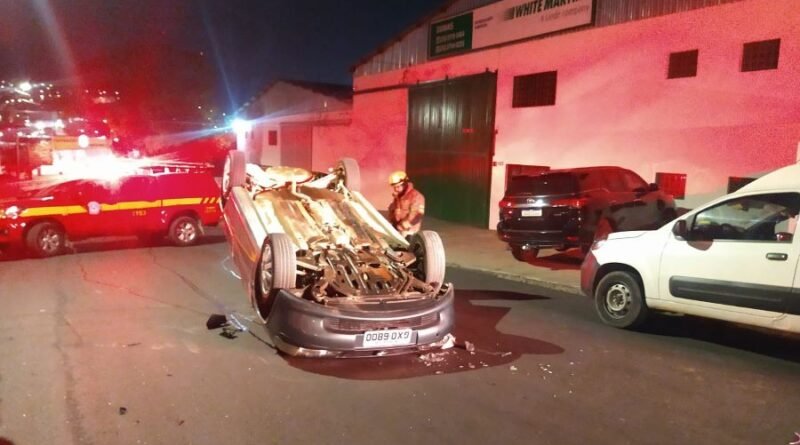 capotamento motorista foragido