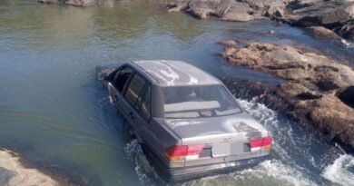 carro dentro da cachoeira