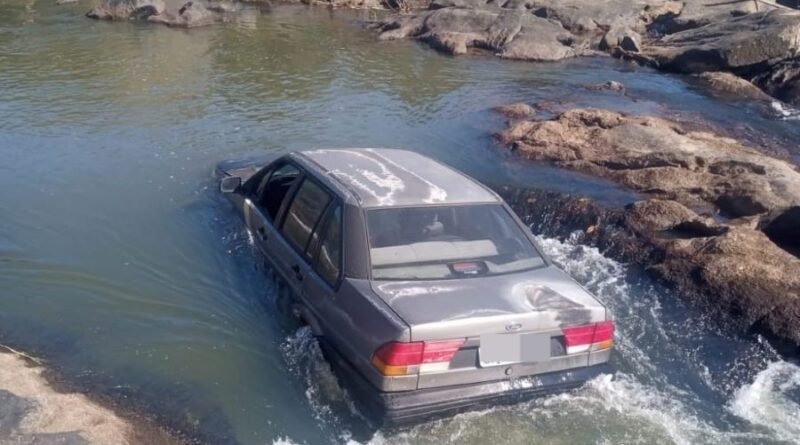 carro dentro da cachoeira