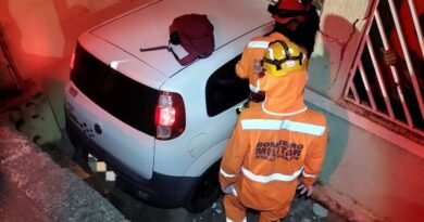 acidente carro quintal