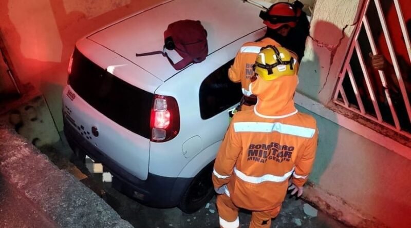 acidente carro quintal